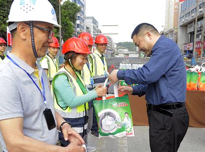 肖林董事長(zhǎng)看望慰問(wèn)劍南路改造項(xiàng)目建設(shè)者