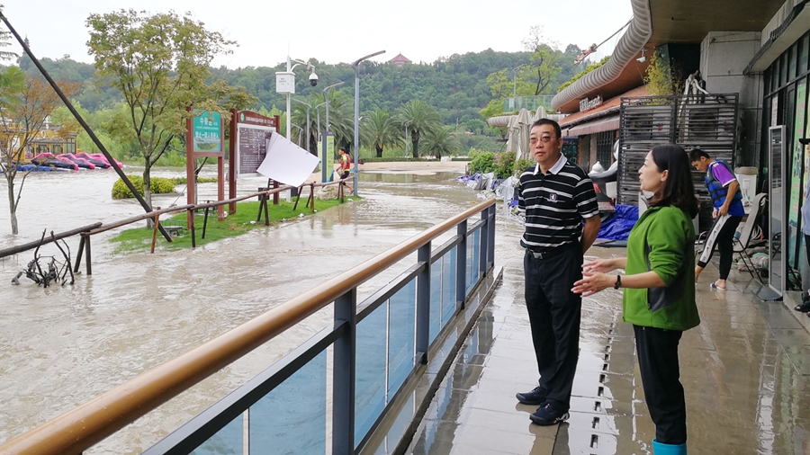 07-8月17日，程一書記在三江碼頭檢查雨后受災情況_副本