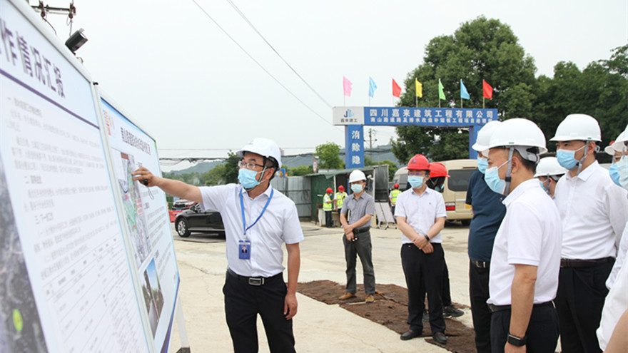 省住房和城鄉(xiāng)建設廳黨組書記、廳長何樹平率隊到我司承建的南山路道路及排水改造補短板工程開展調研_副本