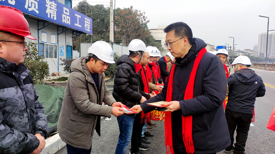 03集團(tuán)黨委副書記、董事、工會(huì)主席張雁看望慰問(wèn)項(xiàng)目建設(shè)一線班組